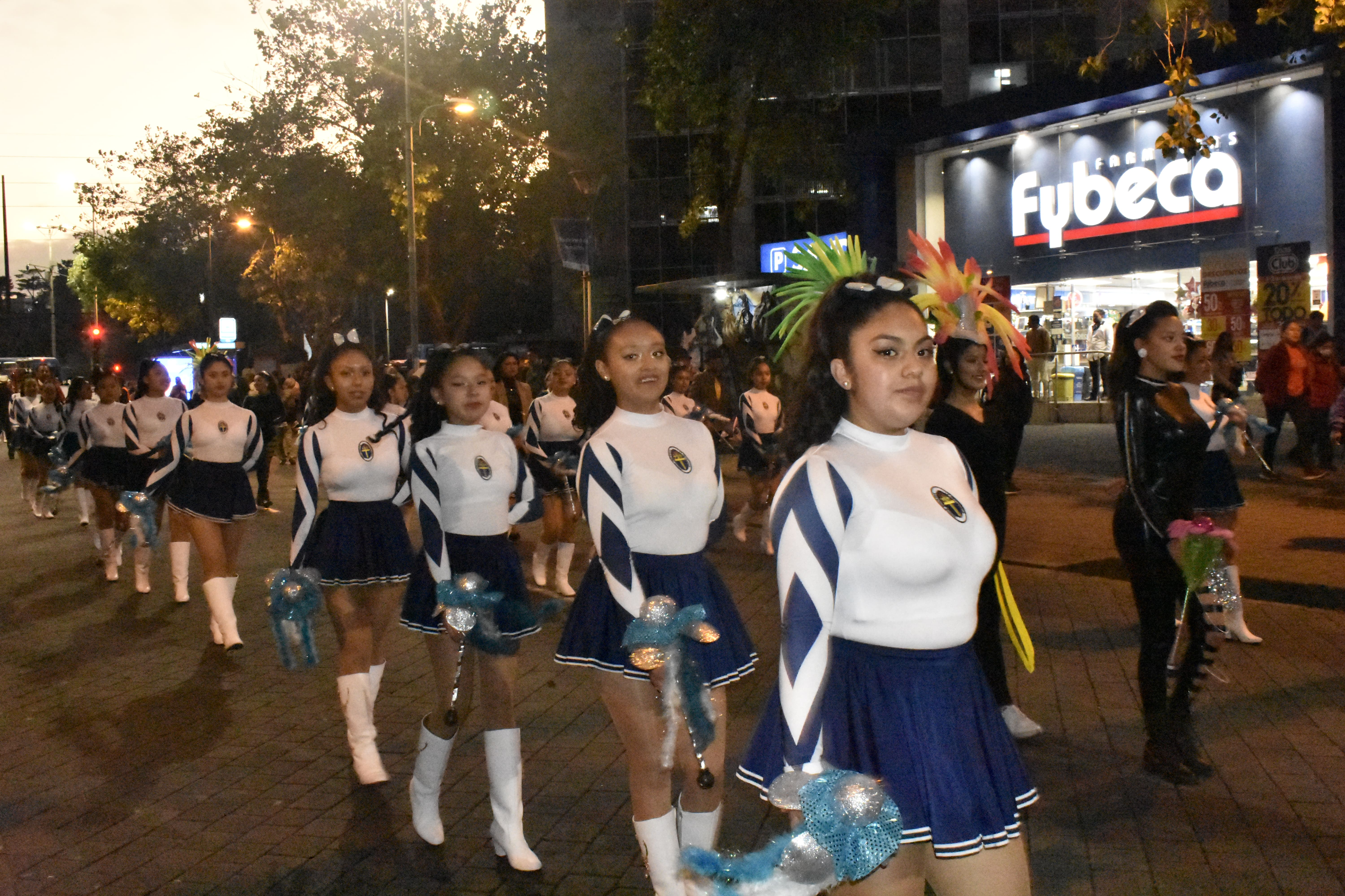 DESFILE DE NUESTRAS BASTONERAS EN LA MASCARADA NOCTURNA - FIESTAS DE QUITO 2022